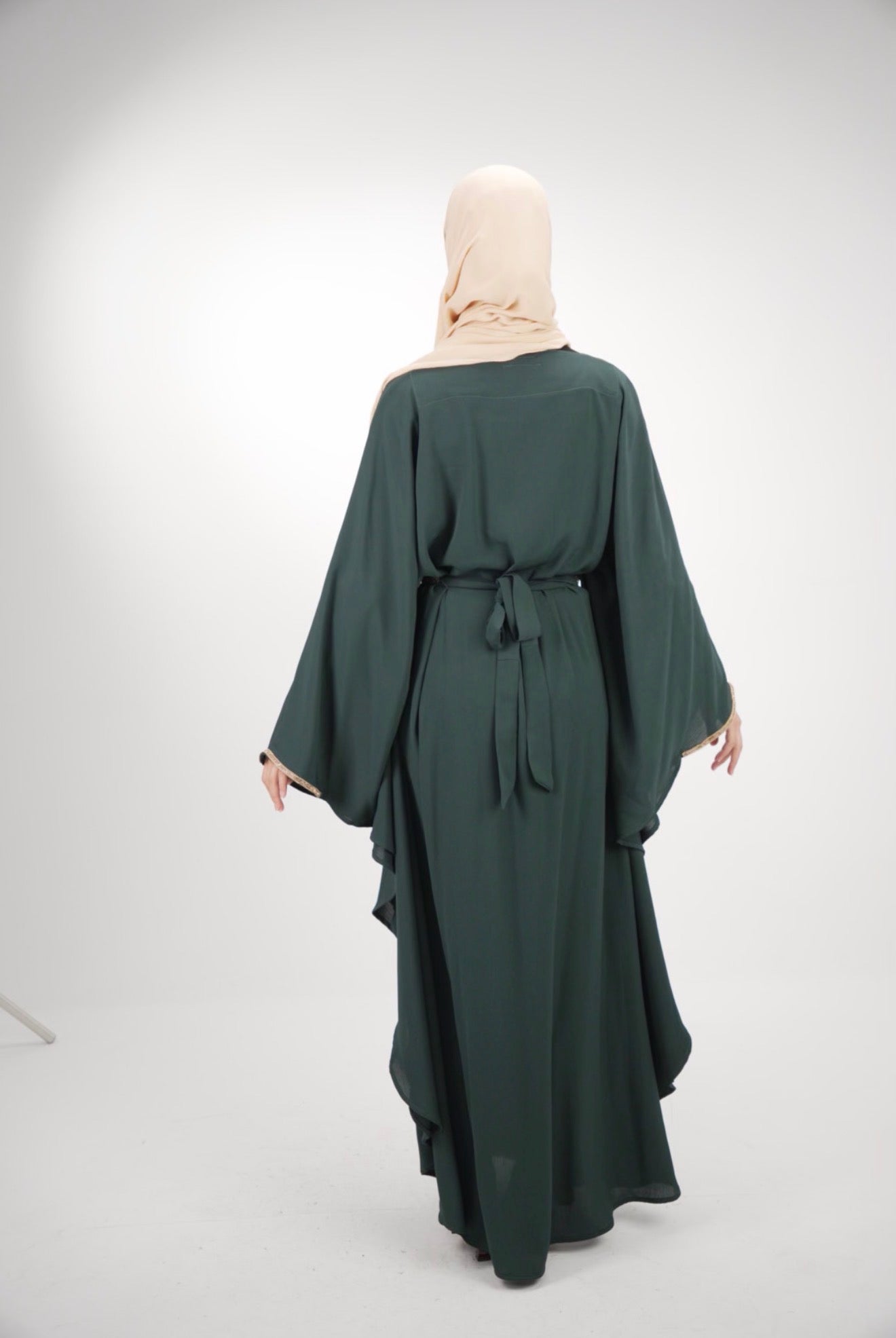 The Onyx Sculpt – Minimalist Belted Green Abaya