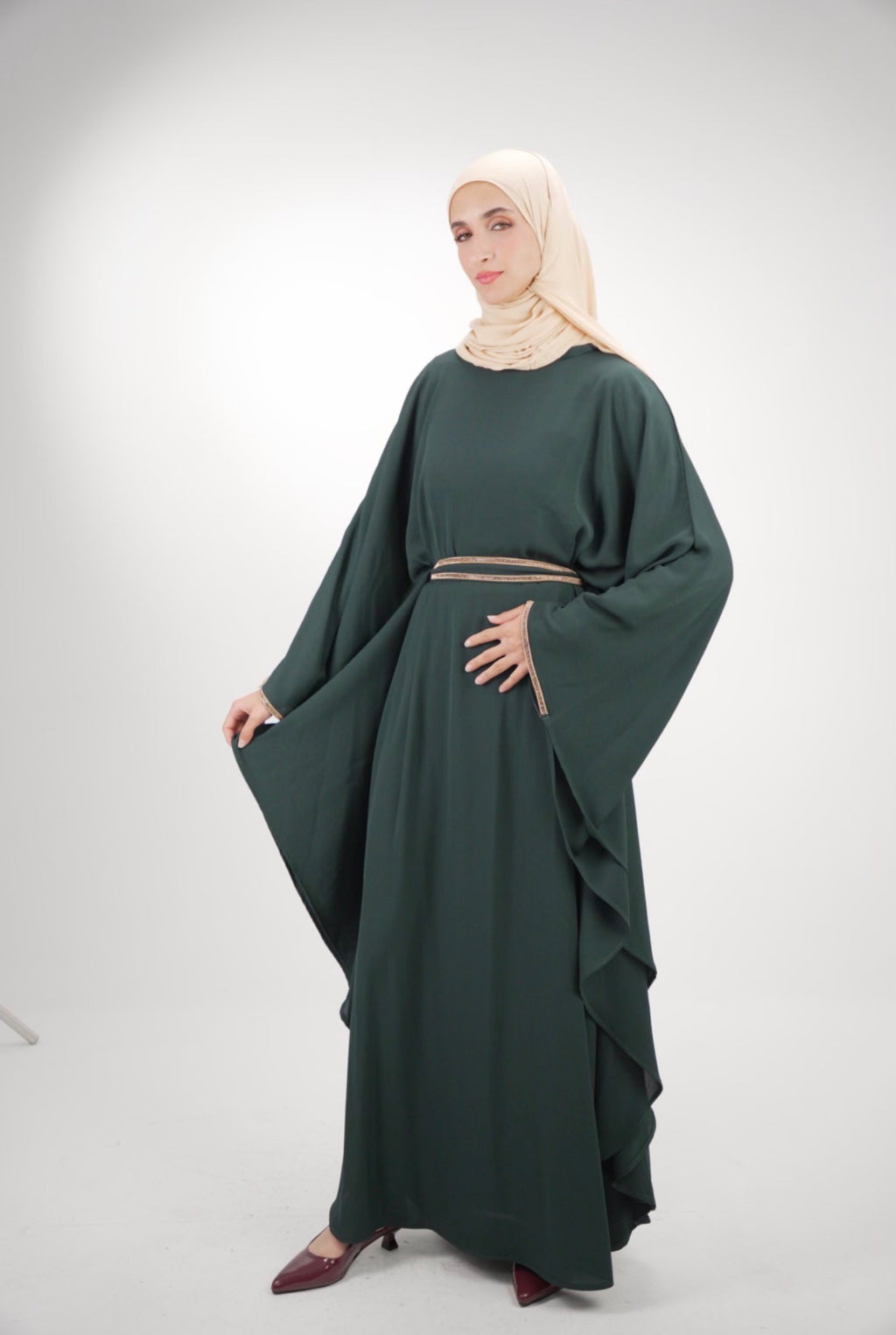The Onyx Sculpt – Minimalist Belted Green Abaya