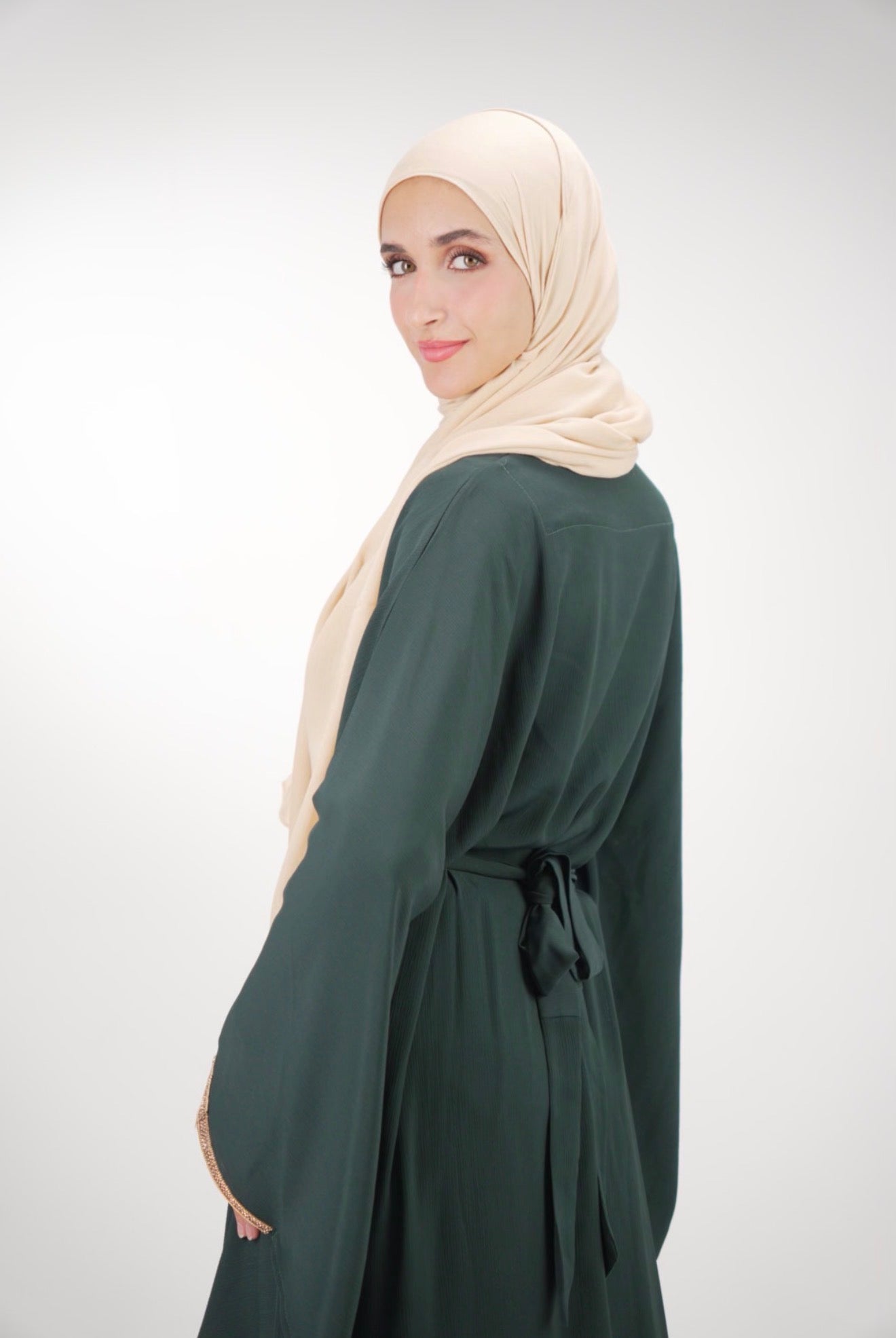 The Onyx Sculpt – Minimalist Belted Green Abaya