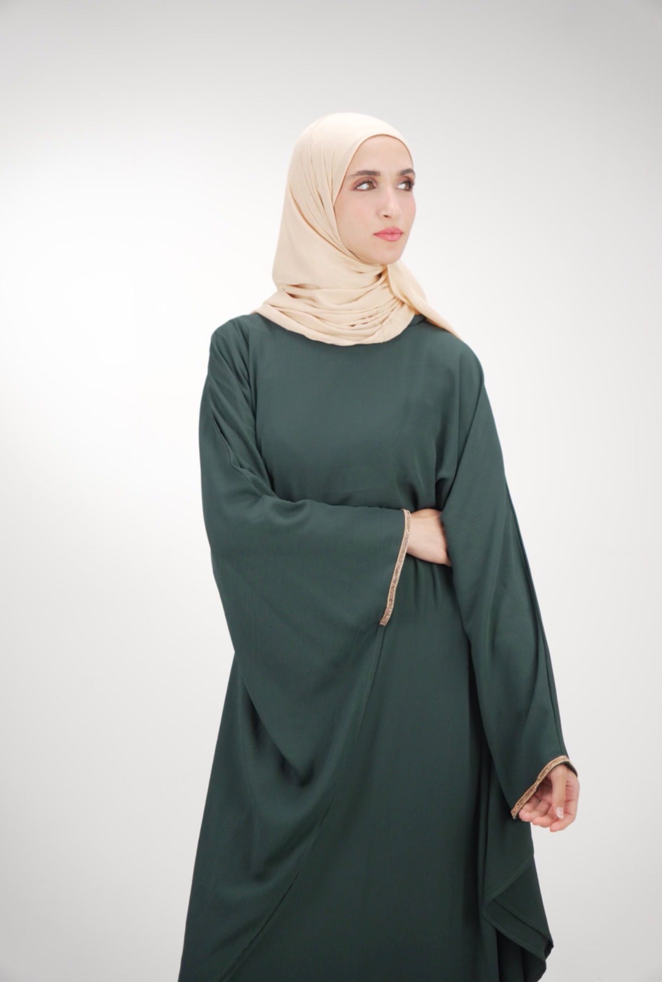 The Onyx Sculpt – Minimalist Belted Green Abaya