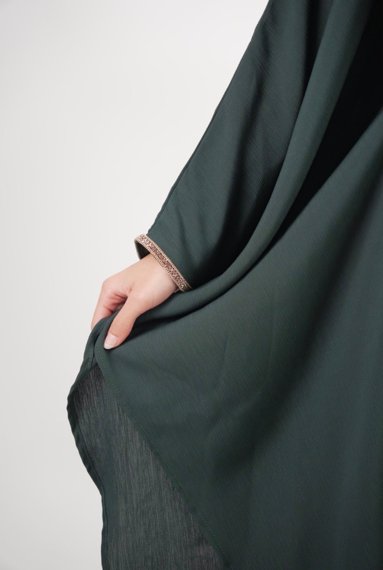 The Onyx Sculpt – Minimalist Belted Green Abaya