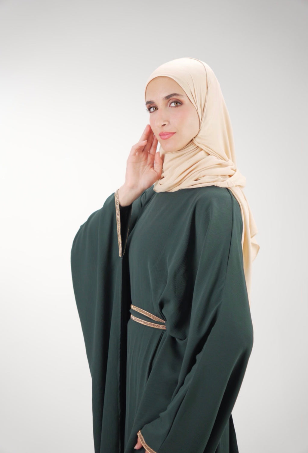 The Onyx Sculpt – Minimalist Belted Green Abaya