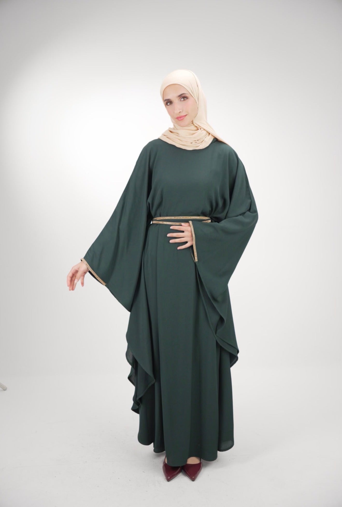 The Onyx Sculpt – Minimalist Belted Green Abaya