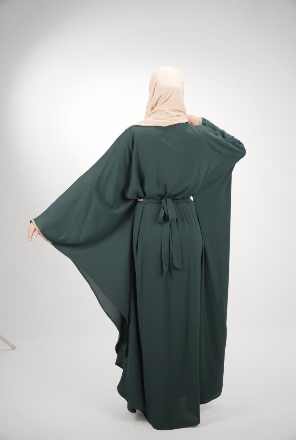 The Onyx Sculpt – Minimalist Belted Green Abaya